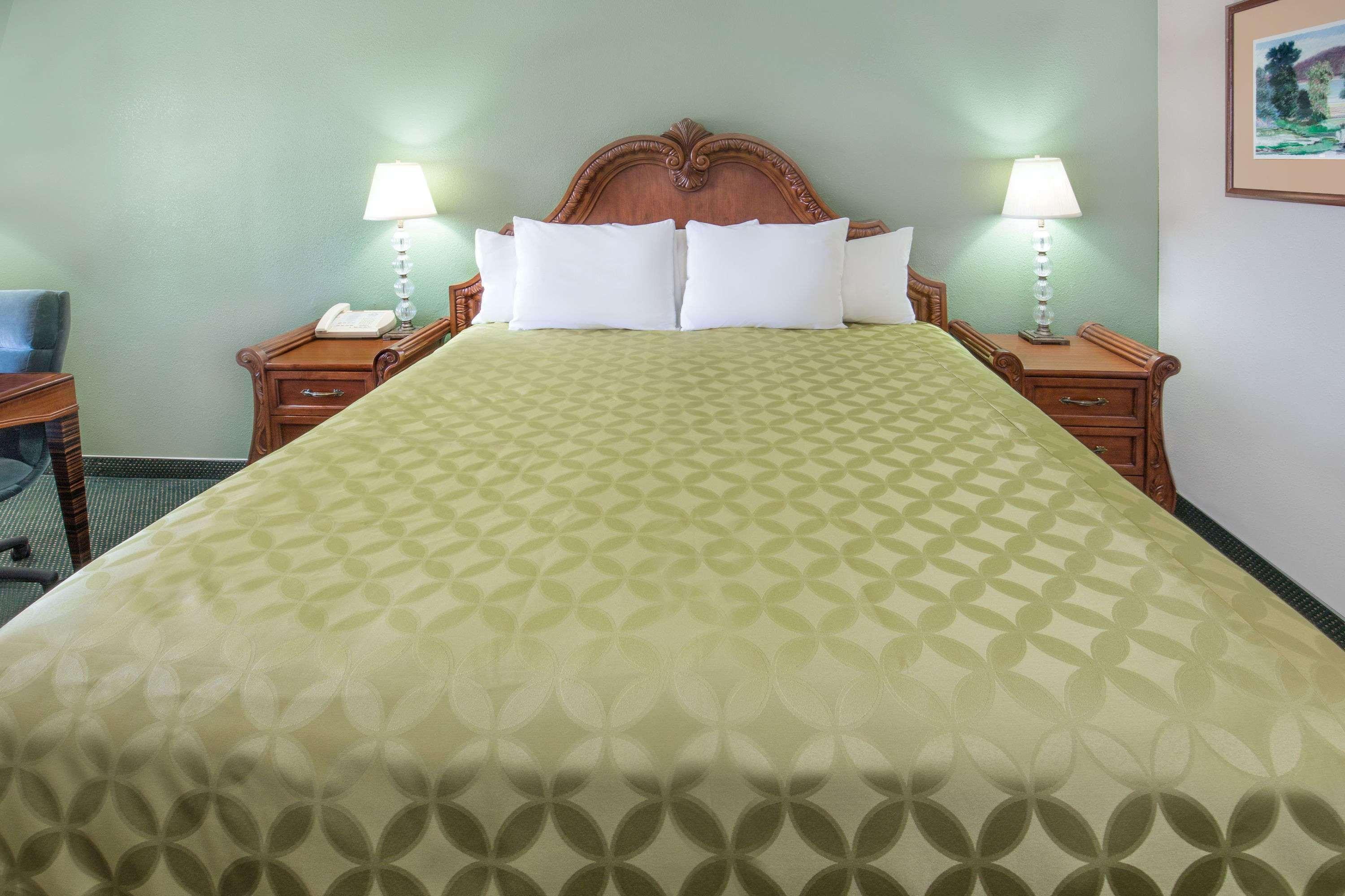 Days Inn By Wyndham Ontario Airport Экстерьер фото