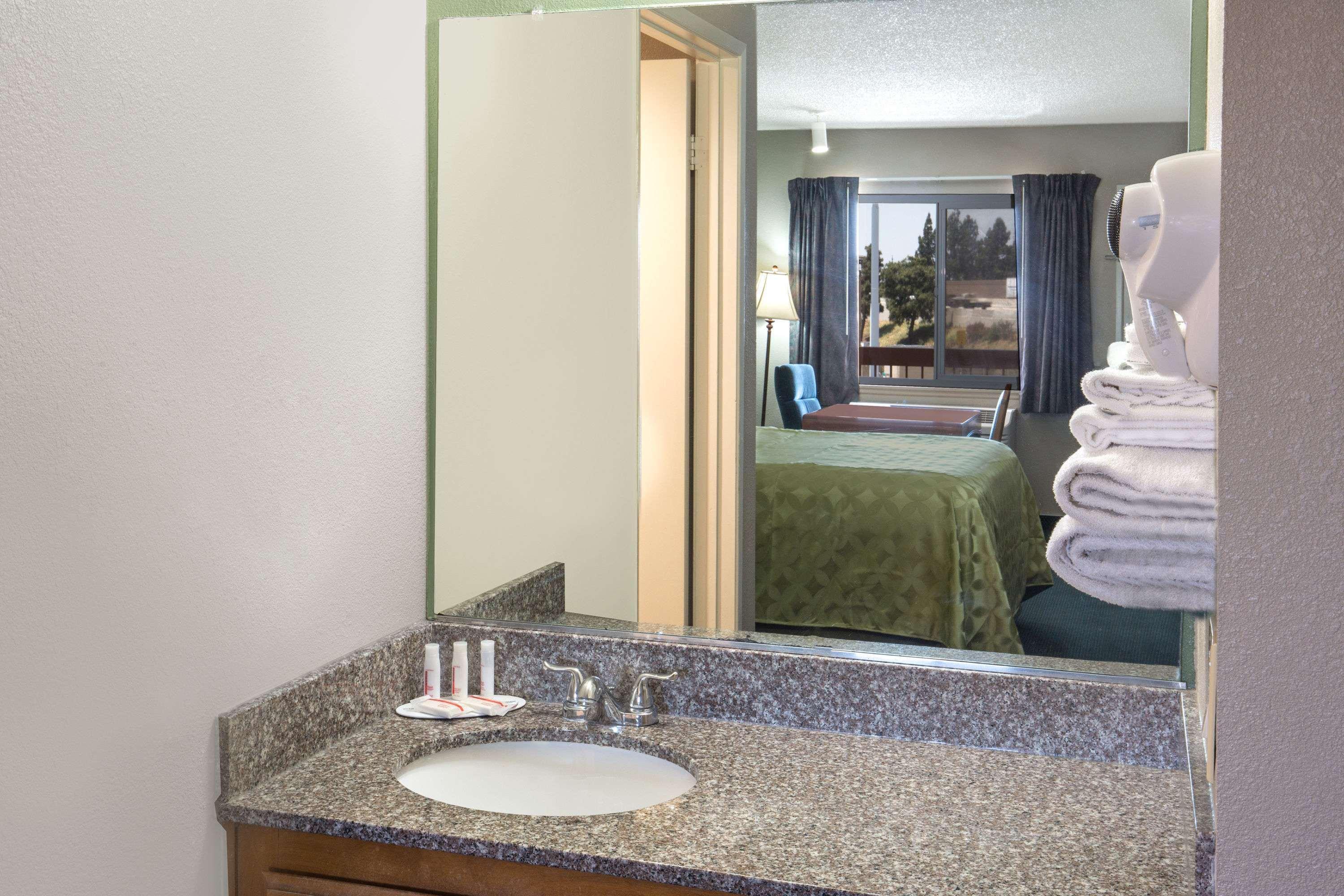 Days Inn By Wyndham Ontario Airport Экстерьер фото