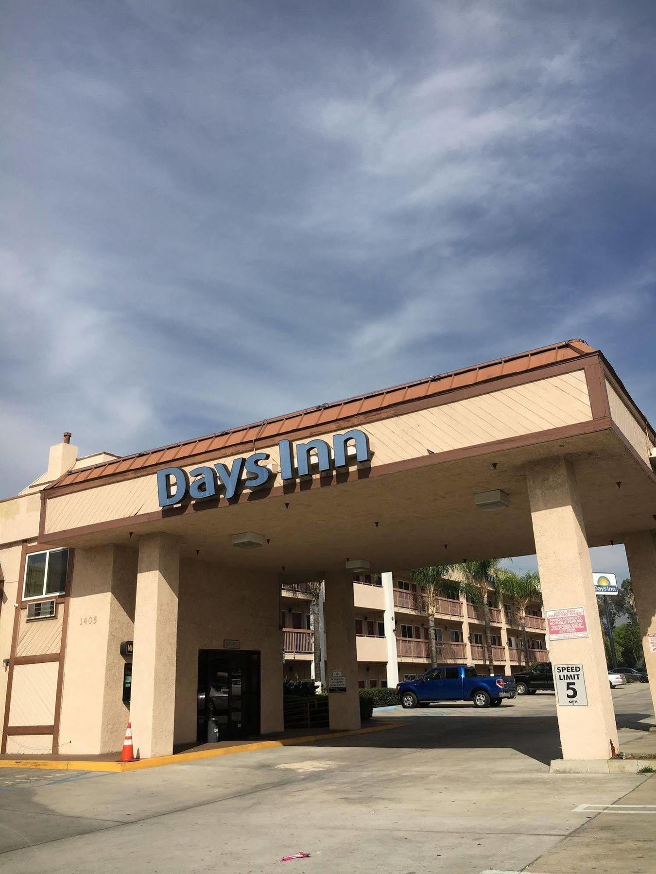 Days Inn By Wyndham Ontario Airport Экстерьер фото