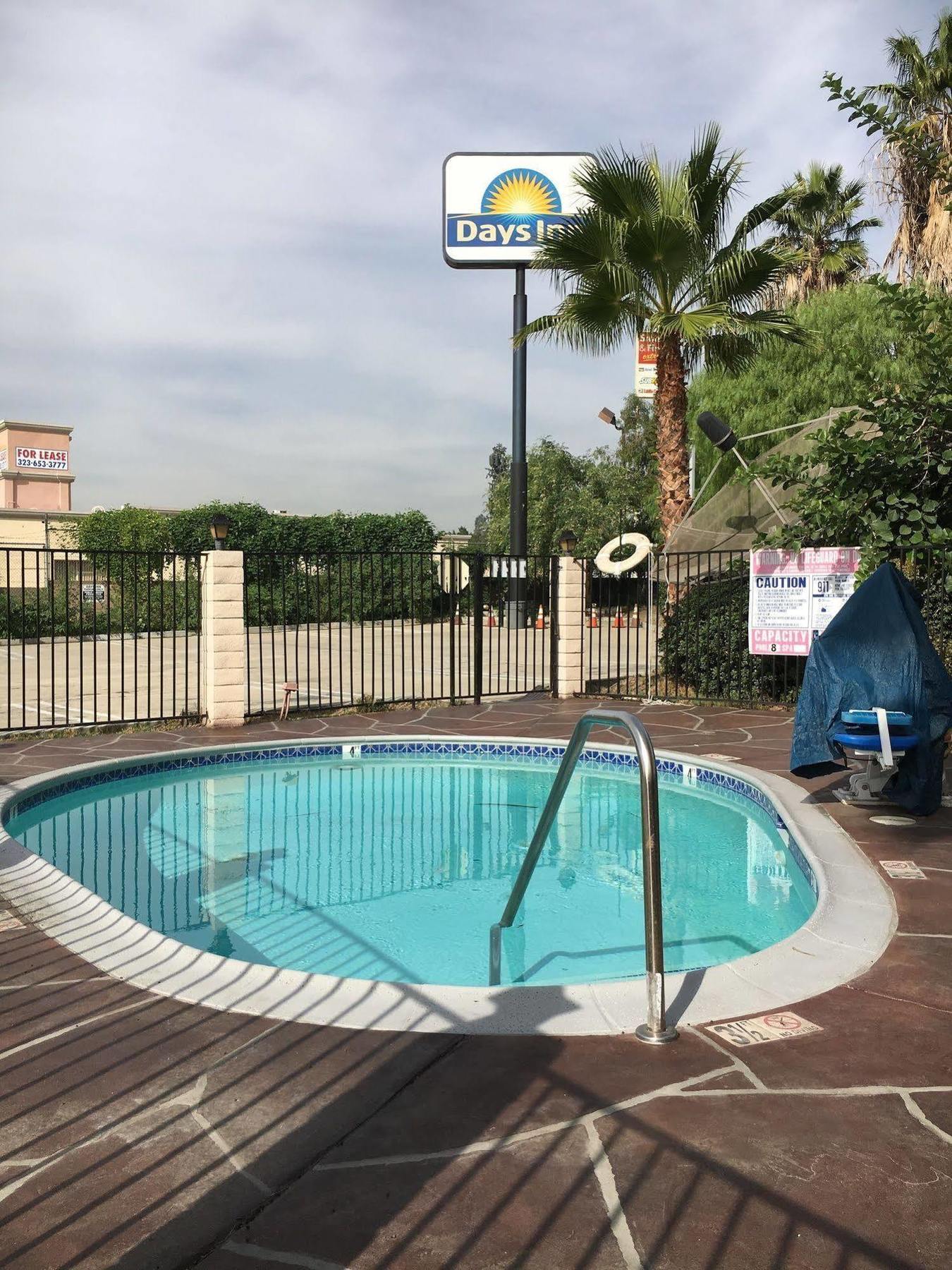 Days Inn By Wyndham Ontario Airport Экстерьер фото